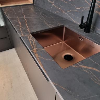 Facades anti trace Fénix + plan de travail Dekton Laurent + évier en cuivre