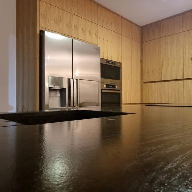 Façades en chêne rustique + plan de travail en granite finition effet cuir