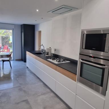 Façades laquées blanc mat granite noir finition effet cuir